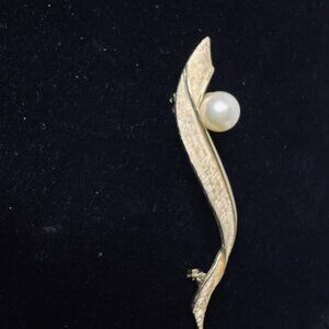 Vintage Large Pegasus Coro Faux Pearl Ribbon Brooch (5175)